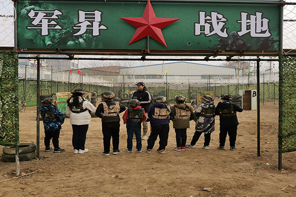  石家莊軍昇拓展設施齊全，場地寬敞，擁有(yǒu)專業的裁判團隊和豐富的遊戲模式，讓玩家可(kě)以盡情享受真人CS的樂趣